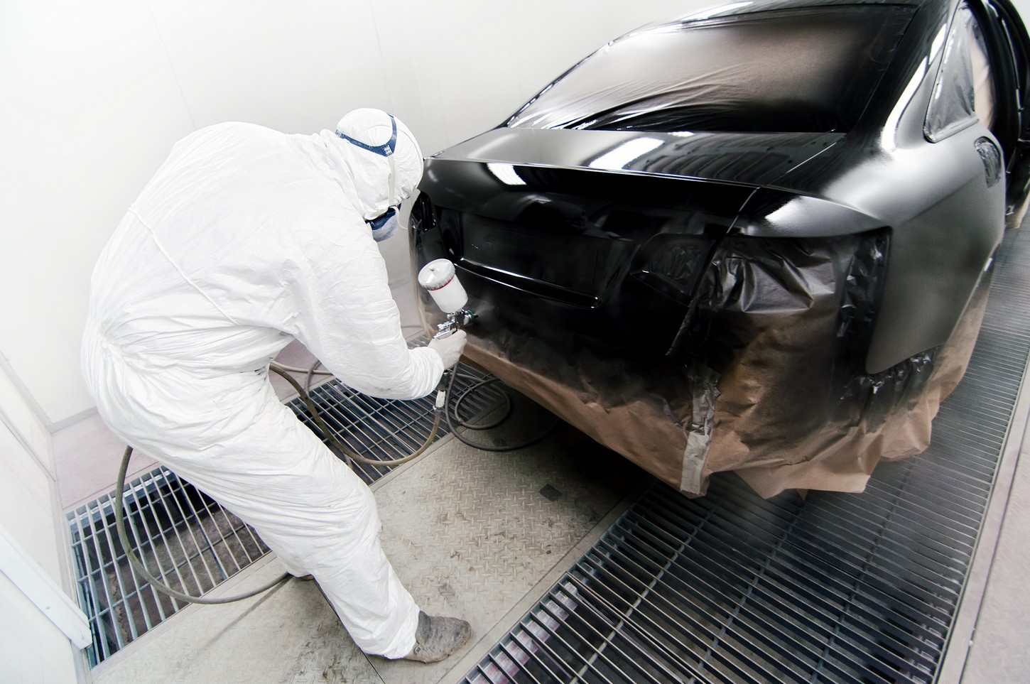 Worker,Painting,A,Car,In,Garage,Using,An,Airbrush,Gun